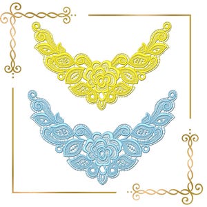 Op de afbeelding: Twee geborduurde kanten kragen, één gele en één lichtblauwe, worden getoond tegen een witte achtergrond. Elke kraag heeft een bloemmotief met ingewikkelde details. Gouden decoratieve hoekelementen omlijsten de afbeelding.
