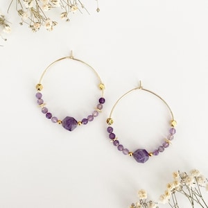 Gouden hoop oorbellen, amethist oorbellen, grote hoop oorbellen, natuursteen oorbellen, hardsteen sieraden, stalen oorbellen