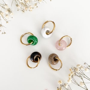 Gouden cirkeloorbellen, cirkeloorbellen met hangers, natuursteenoorbellen, halfedelsteenoorbellen, rozenkwartsoorbellen