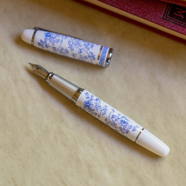 Penna stilografica floreale bianca e blu / penna calligrafica, regalo di Natale per lei lui, stile porcellana asiatica, ricaricabile, scrittori, nuovo lavoro, matrimonio