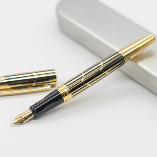 8017 Gold Plated with Black Line Fine Fountain Pen with Gold Trim Dikawen No 