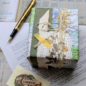 Klassische Geschenkverpackung - Braune Papierpäckchen mit Bindfaden verschnürt