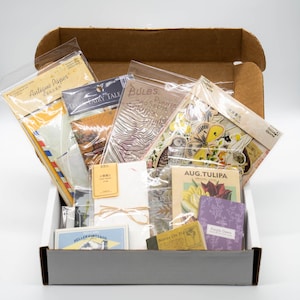 Caja misteriosa de papelería/regalo de cumpleaños, regalo para mamá, caja de suscripción de papelería para scrapbooking, kit de diario basura, linda bolsa de pegatinas sorpresa