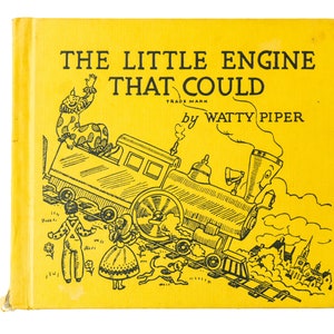 Könnte beinhalten: Ein gelber Buchumschlag mit schwarzem Text, der "The Little Engine That Could" von Watty Piper lautet. Der Umschlag zeigt eine Schwarzweißillustration einer kleinen Lokomotive, die einen Zug einen Hügel hinaufzieht.