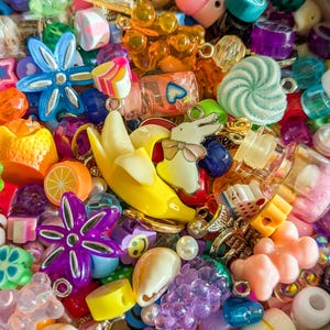 Dijes y cuentas mixtas de colores | Cuentas misteriosas, cuentas Kandi, cuentas acrílicas, colgantes, dijes de esmalte para pulseras, joyería BFF