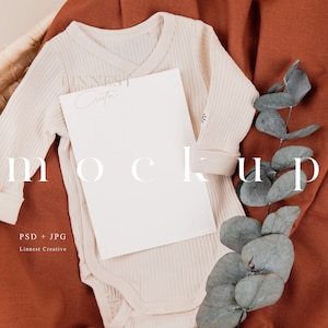 Babyparty-Mockup, 5x7-Zoll-Kartenmodell, minimalistische leere weiße Karte, Baby-Bodysuit und Kartenmodell, modernes Boho-Kartenmodell in neutralen Tönen