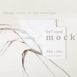 Mockup di carte e buste da 5x7", carta bianca vuota minimalista, mockup di cancelleria per matrimoni, mockup di carte Smart Object,