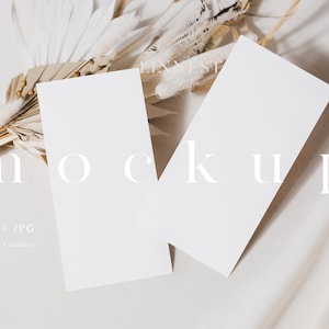 Mockup voor aards bruiloftsprogramma, stationair mockup boho-huwelijk, mockup met twee witte kaarten, minimaal neutraal trouwsuite mockup LC3