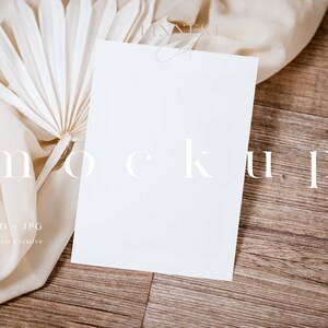 Maquette de carte de vœux simple blanc, maquette de carte 5x7 Smart Object, maquette de carte minimaliste, maquette d’invitation de mariage, maquette stationnaire 017