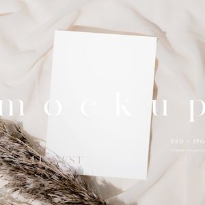 Wenskaart mockup eenvoudig wit, 5x7 kaart mockup Smart Object, minimalistische kaart mockup, bruiloft uitnodiging mock up, stationaire mockup LC3