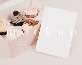 Valentinstag Karte Mockup, Cupcake Mockup, Party Einladung Mockup, minimalistische leere weiße Karte, Grußkarte Mockup, Baby-Dusche-Mockup