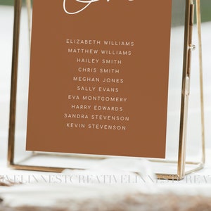 Puede incluir: Una tarjeta marr&oacute;n con texto blanco que enumera nombres en un marco dorado. El texto dice: Elizabeth Williams, Matthew Williams, Hailey Smith, Chris Smith, Meghan Jones, Sally Evans, Eva Montgomery, Harry Edwards, Sandra Stevenson, Kevin Stevenson.