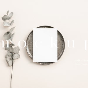 Karte auf einem Teller Mockup, Probe Abendessen einladen Mockup, Moderne minimalistische leere weiße Karte, Hochzeit stationär Mockup, 5x7 Menü Mockup LC5