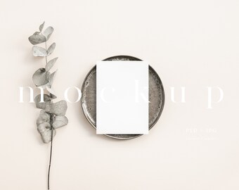 Kaart op een bord mockup, repetitiediner uitnodigen mockup, moderne minimalistische lege witte kaart, bruiloft stationaire mockup, 5x7 menu mockup LC5