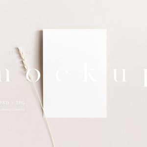 Wenskaart mockup eenvoudig wit, 5x7 kaart mockup Smart Object, minimalistische kaart mockup, bruiloft uitnodigen mock up, stationaire mockup 010