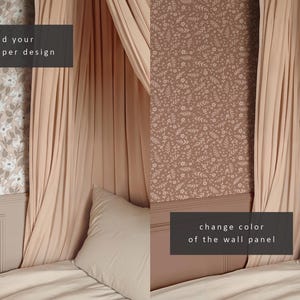 Op de afbeelding: Een mockup van een slaapkamer met een hemelbed. De muur achter het bed is lichtbruin met een bloemenpatroon. De tekst "add your wallpaper design" staat aan de linkerkant van de afbeelding. De tekst "change color of the wall panel" staat aan de rechterkant van de afbeelding.