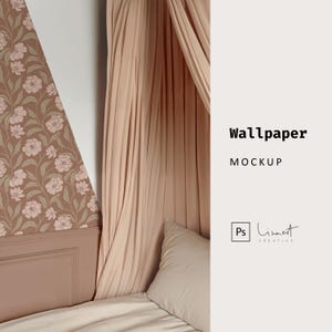 Op de afbeelding: Een mockup van een behangontwerp met een bloemenpatroon in roze en groene tinten op een bruine achtergrond. Het behang wordt weergegeven op een muur in een slaapkamer met een bed dat is bedekt met beige stof.