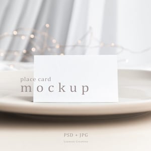 Platz-Karte Mockup, leere weiße Karte Mockup, Hochzeit Briefpapier Mockup, minimalen Stil gefaltet Karte Mockup, Zelt Platz Karte auf Tellern
