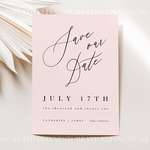 Pu&ograve; includere: Un biglietto rosa salva la data con calligrafia nera che recita "Save our Date" e la data "JULY 17TH two thousand and twenty one". Il biglietto include anche i nomi "CATHERINE | JAMES" e la localit&agrave; "Napa, California".