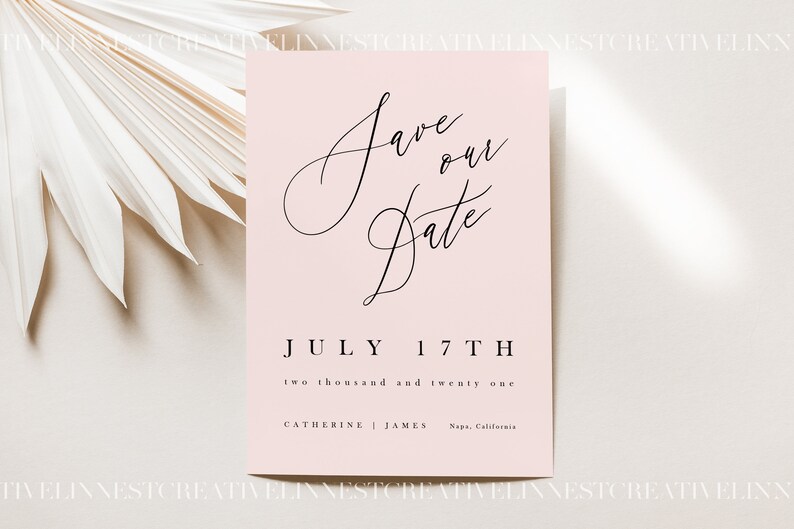 Pu&ograve; includere: Un biglietto rosa salva la data con calligrafia nera che recita "Save our Date" e la data "JULY 17TH two thousand and twenty one". Il biglietto include anche i nomi "CATHERINE | JAMES" e la localit&agrave; "Napa, California".