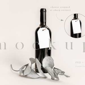 Mockup di bottiglia di vino per matrimonio, Etichetta regalo legata attorno alla bottiglia di vino, Etichetta appesa alla bottiglia di vino, Mockup di etichetta regalo, Mockup di etichetta bomboniera LC5