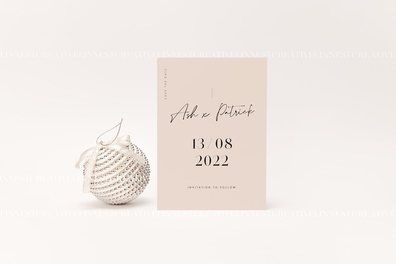 以下が含まれることがあります： 薄いピンク色の「Save the Date」カードで、黒い文字が書かれています。テキストには、「Save the Date」、「Ash x Patrick」、「13/08 2022」、「Invitation to follow」とあります。