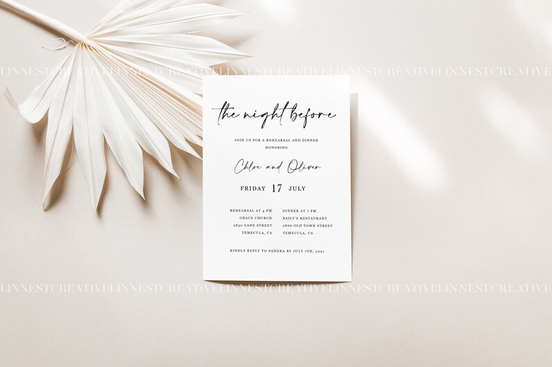 Pu&ograve; includere: Un biglietto bianco con testo nero che annuncia "La notte prima" per una cena di prova per Chloe e Oliver il venerd&igrave; 17 luglio. L'evento include una prova alle 16:00 presso la Grace Church e una cena alle 19:00 presso il ristorante Basil's.