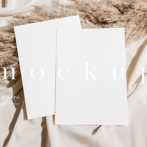 Dubbele kaart mockup, Twee witte kaarten mockup, Bruiloft briefpapier mockup, Minimalistische wenskaart mockup, 5x7 " Moderne neutrale tonen kaart LC3