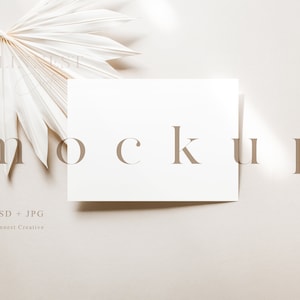 Minimale horizontale kaart mockup, Boho moderne lege witte kaart, Bruiloft stationaire mockup, Ansichtkaart mockup, Neutrale tonen kaart mockup 02