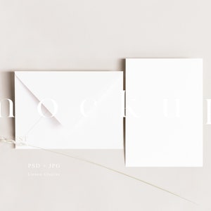 Einladen und Umschlag Mockup, Minimalistische leere weiße Karte, Hochzeit stationär Mockup, 5x7 Grußkarte Mockup, moderne neutrale Karte Mockup 010