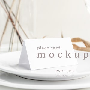 Plaats kaart mockup, lege witte kaart mockup, bruiloft briefpapier mockup, minimale stijl gevouwen kaart mockup, tented plaats kaart op platen