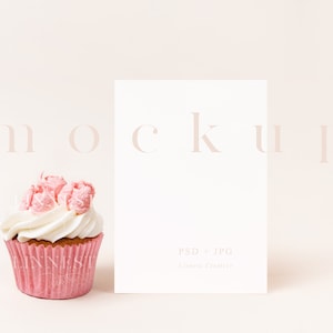 Valentinstag Kartenmockup, Cupcake Mockup, Party Einladung Mockup, Minimalistische leere weiße Karte, Grußkarte Mockup, Babyparty Mockup