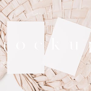 Dubbele kaart mockup, twee witte kaarten mockup, bruiloft stationair mockup, minimalistische wenskaart mockup, 5 x 7" moderne neutrale tinten kaart 034