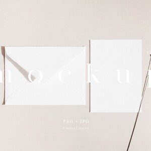5x7 Karte und Umschlag Mockup, Grußkarte Mockup, Hochzeit stationär Mockup, Minimalistische leere weiße Karte, moderne neutrale Karte Mockup 010