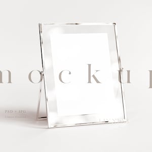 Mockup de placa de mesa 5x7, Mockup de moldura prateada minimalista, Mockup de cartão de assento de casamento moderno, Mockup de chá de bebê, Mockup de cartão 5x7 emoldurado 09