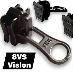 Könnte beinhalten: Nahaufnahme von schwarzen YKK Vislon-Reißverschlüssen mit silbernem Reißverschluss-Schieber und dem Text "8VS Vislon". Das Bild enthält eine detaillierte Ansicht der Reißverschlusszähne und des Markennamens.