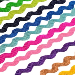 Op de afbeelding: Een verzameling kleurrijke, golvende linten in verschillende tinten, waaronder groen, blauw, roze en bruin. De linten zijn diagonaal gerangschikt, waardoor een levendige en gestructureerde weergave ontstaat. Perfect voor knutsel- en decoratieprojecten.