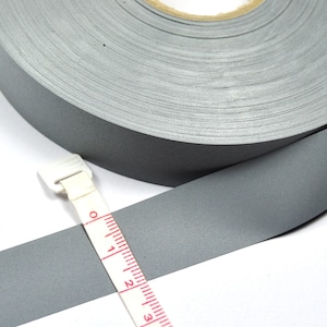 Reflektorband reflective fabric 20mm reflektierend grau für Jacken, Westen, Taschen, Schlüsselanhänger dunklere Jahreszeiten reflektive tape