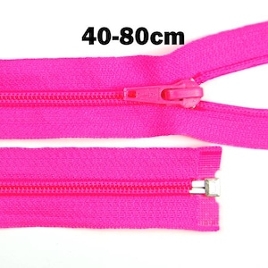 Könnte beinhalten: Hellrosa Reißverschluss mit passendem Zipper und Metallende. Der Text "40-80cm" ist über dem Reißverschluss aufgedruckt. Nähzubehör für Kleidung oder andere Stoffprojekte.