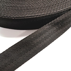 Könnte beinhalten: Schwarzes Gurtband, 30 mm breit.