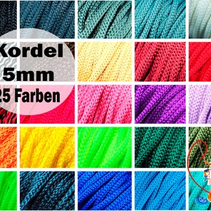 Op de afbeelding: Een verzameling van 25 kleuren van 5 mm dik koord, weergegeven in een raster. Het koord is gemaakt van een geweven materiaal en is verkrijgbaar in verschillende kleuren, waaronder zwart, wit, rood, blauw, groen, geel en oranje.