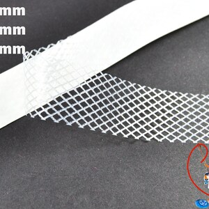Könnte beinhalten: Weißes Netzband mit Kleberückseite. Das Band ist aufgerollt und die Klebeseite ist sichtbar. Das Band ist mit den Maßen 10 mm, 15 mm und 20 mm beschriftet.