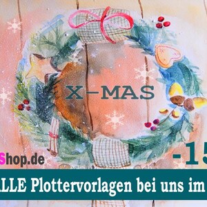 Puede incluir: Una ilustraci&oacute;n en acuarela de una corona navide&ntilde;a con ramas de pino verdes, bayas rojas, una estrella amarilla y un regalo con cinta roja. El texto X-MAS est&aacute; centrado, con ZipperShop.de, -15% y auf ALLE Plottervorlagen bei uns im Shop.