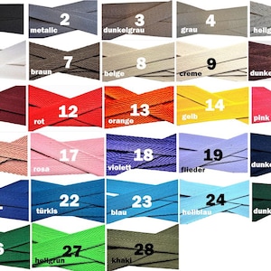 Könnte beinhalten: Eine Karte mit 28 verschiedenen Farbbandmustern mit Nummern und deutschen Namen für jede Farbe. Die Farben umfassen Schwarz, Metallic, Dunkelgrau, Grau, Hellgrau, Weiß, Braun, Beige, Creme, Dunkelbraun, Weinrot, Rot, Orange, Gelb, Pink, Altrosa, Rosa, Violett, Flieder, Dunkelblau, Royalblau, Türkis, Blau, Hellblau, Dunkelgrün, Grün, Hellgrün und Khaki.