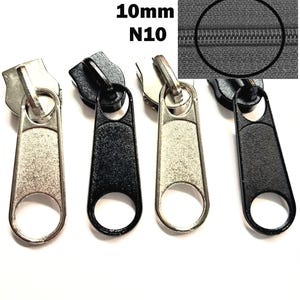 Peut inclure: Quatre tirettes de fermeture éclair de différentes couleurs, dont l'argent, le noir et le gris. Les tirettes de fermeture éclair mesurent 10 mm et sont étiquetées N10. Les tirettes de fermeture éclair sont sur un fond blanc.