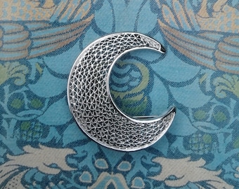 Une broche Crescent Moon vintage par Sarah Coventry