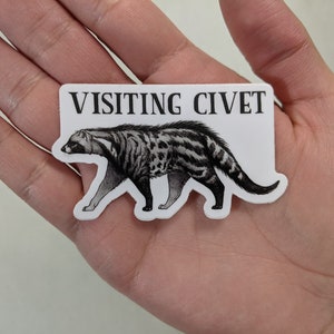 Pode incluir: Um adesivo branco com uma ilustração em preto e branco de uma civeta caminhando. O adesivo diz "Visiting Civet" em texto preto.