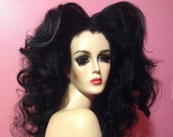 Peluca de disfraz de drag queen con rizos y raya al medio, con encaje frontal, hecha a medida.