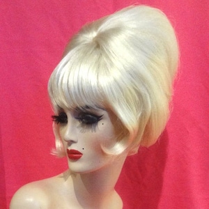 PATSY STONE WIG: Beehive Updo Pony, 1960er Jahre Perücke, 1990er Jahre Perücke, Kostüm Perücke,Drag Queen Perücke, hitzebeständige Perücke, maßgefertigte Perücke, gestylte Perücke