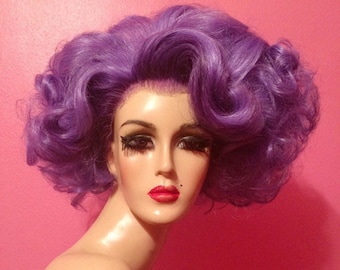 PRUIK DAME EDNA: pruik met kant, jaren 1950 pruik, paarse kostuumpruik, lavendelkleurige drag queen-pruik, hittebestendige pruik, op maat, op bestelling gemaakt, gestileerde pruik